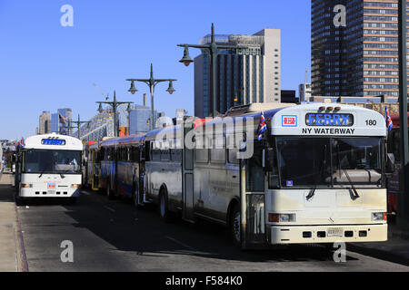 Il servizio di autobus di NY per via navigabile a West Midtown Ferry Terminal. La città di New York, Stati Uniti d'America Foto Stock