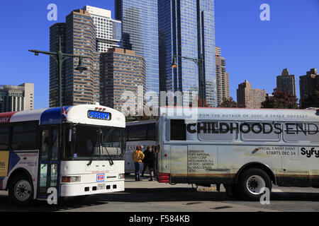 Il servizio di autobus di NY per via navigabile a West Midtown Ferry Terminal. La città di New York, Stati Uniti d'America Foto Stock