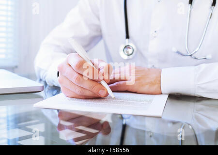 La diagnosi medica e le mani del medico iscritto nella cartella clinica Foto Stock