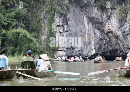 Area TAM Coc del fiume Dong, dove i turisti viaggiano in barca per vedere grotte e isole spesso chiamate baia ha Long sulla terra, provincia di Ninh Binh, Vietnam Foto Stock