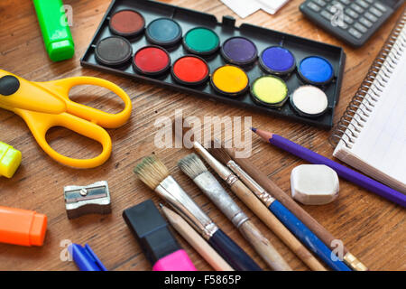 La scuola fornisce su un tavolo di legno Foto Stock