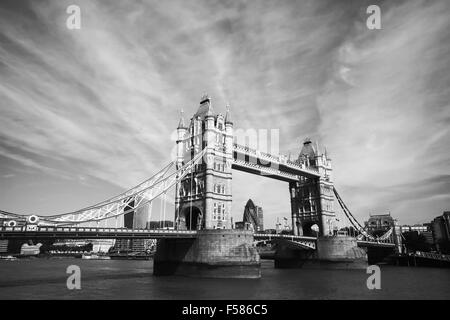 Visualizzazione monocromatica di Tower Bridge di Londra Foto Stock