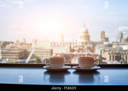 Caffetteria con vista di Londra, due tazze di caffè e la cattedrale di St Paul Foto Stock