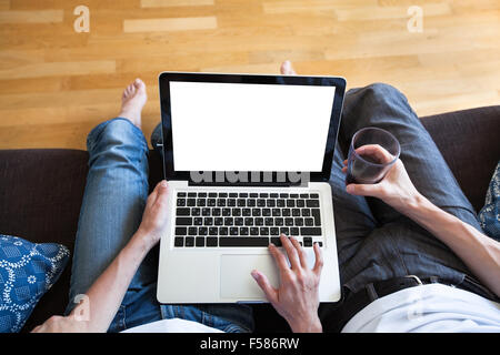 Paio utilizzando computer con schermo vuoto, bancario o lo shopping online Foto Stock