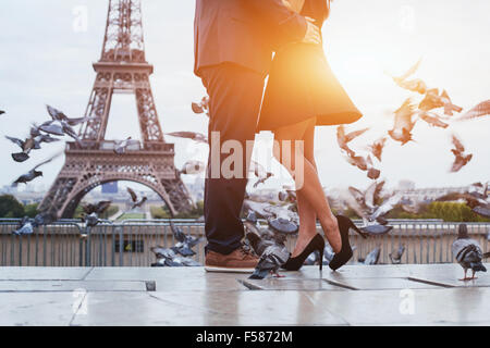 Giovane vicino alla Torre Eiffel a Parigi, romantico bacio Foto Stock