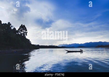 Bellissima vista panoramica del lago con la barca del pescatore Foto Stock