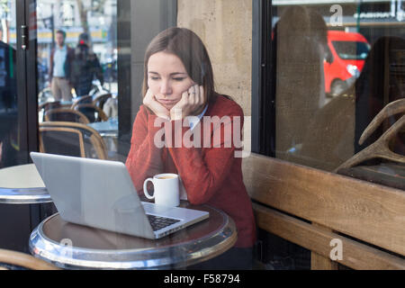 Concetto di invidia, annoiato triste donna nella parte anteriore del computer Foto Stock