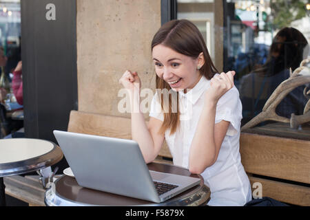 Crazy felice giovane donna di affari Foto Stock