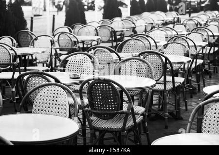 Vintage street cafe a Parigi, foto in bianco e nero di sedie di vimini e tabelle Foto Stock