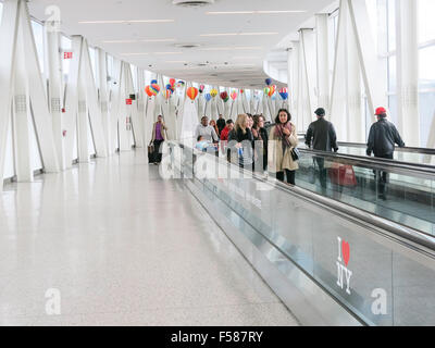 Aeroporto viaggiatori, marciapiedi mobili presso la John F. Kennedy International Airport di New York Foto Stock