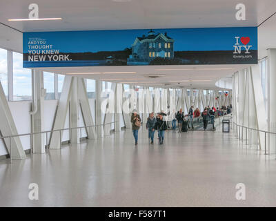 Aeroporto viaggiatori, marciapiedi mobili presso la John F. Kennedy International Airport di New York Foto Stock