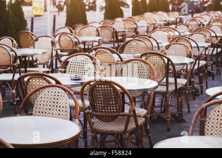 Tavoli e sedie di street cafe Foto Stock
