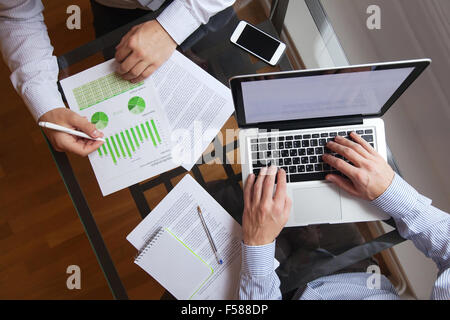 La gente di affari lavorare sulla tabella, vista dall'alto Foto Stock