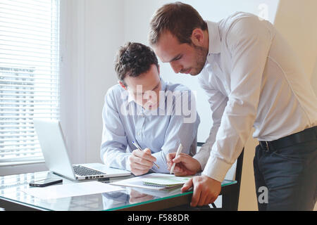 Il lavoro di squadra, due imprenditori lavora in ufficio Foto Stock