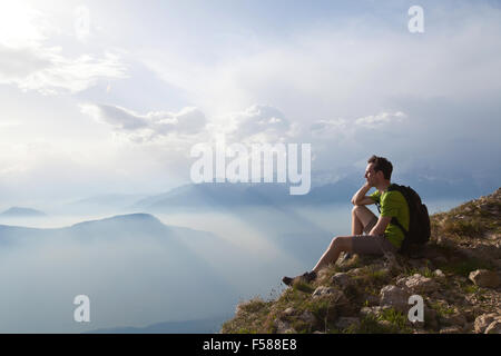 Traveler godendo di una vista panoramica durante l'escursione, bello sfondo con paesaggio di montagna Foto Stock