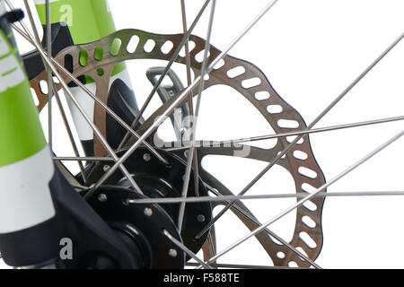 Primo piano della mtb (mountain bike) freno idraulico a disco rotore, isolato su bianco Foto Stock