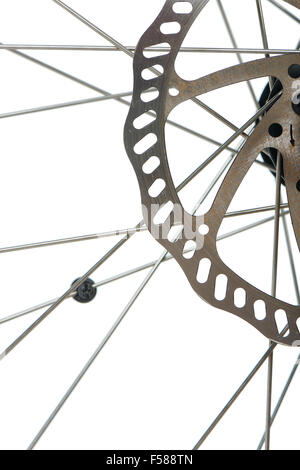 Vista dettagliata del freno idraulico rotore a disco di mountain bike (MTB), isolata su bianco Foto Stock