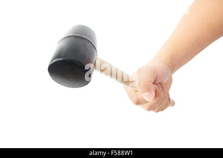 Uomo asiatico la mano che regge un di legno mazzuolo in gomma, isolato su bianco Foto Stock