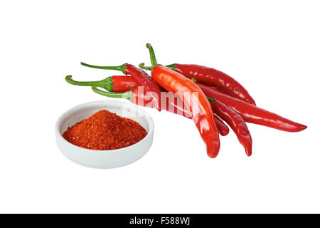 Primo piano della Korean peperoncino in polvere con il peperoncino, isolato su bianco Foto Stock