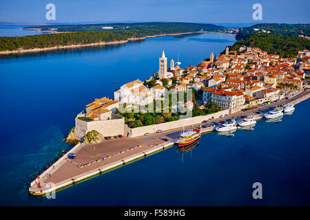 Croazia, baia di Kvarner, Isola e citta di Rab, porto vecchio Foto Stock