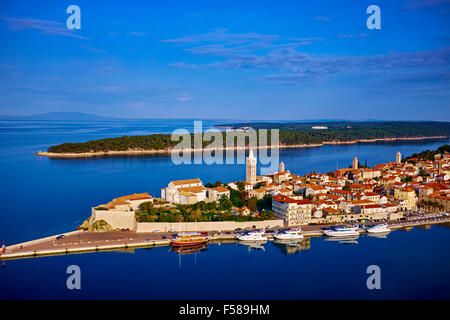 Croazia, baia di Kvarner, Isola e citta di Rab, porto vecchio Foto Stock