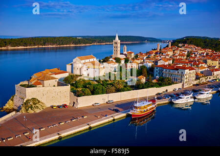 Croazia, baia di Kvarner, Isola e citta di Rab, porto vecchio Foto Stock