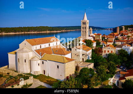 Croazia, baia di Kvarner, Isola e citta di Rab, successione di campanili Foto Stock