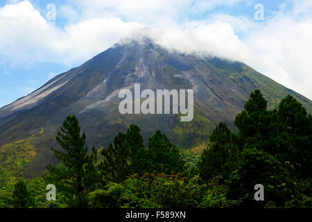 Il Vulcano Arenal visto dall'Osservatorio Lodge observation deck in La Fortuna, Costa Rica Foto Stock