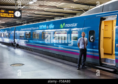 Madrid Spagna,Arganzuela ispanica,Estacion de Madrid Atocha,Madrid Puerta de Atocha,stazione ferroviaria,interno interno,binario,treno,ispanico Foto Stock