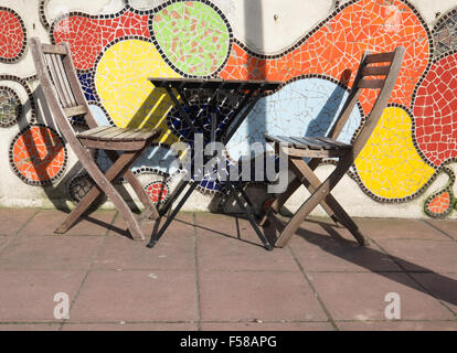 Graffiti e cafe tabelle nel nord Laines distretto di Brighton Foto Stock