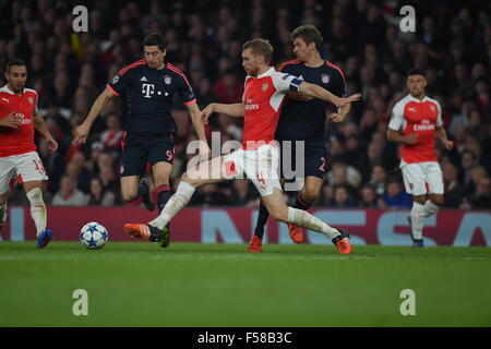 Londra, Regno Unito. Xx oct, 2015. (2L-R) Robert Lewandowski (Bayern), Per Mertesacker (Arsenale), Thomas Muller (Bayern) Calcio/Calcetto : UEFA Champions League Group F match tra Arsenal 2-0 FC Bayern Munchen all'Emirates Stadium di Londra, in Inghilterra . © ESTREMO ORIENTE PREMERE/AFLO/Alamy Live News Foto Stock