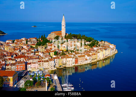 Croazia, Istria, città vecchia di Rovigno, St Euphemy cattedrale, vista aerea Foto Stock
