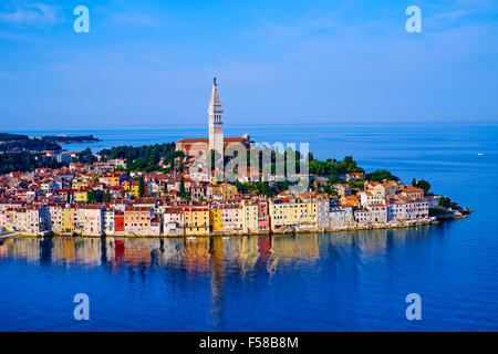 Croazia, Istria, città vecchia di Rovigno, St Euphemy cattedrale, vista aerea Foto Stock