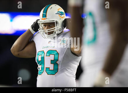 Foxborough, Massachusetts, STATI UNITI D'AMERICA. 29 ott 2015. Delfini di Miami sulla difensiva affrontare Ndamukong Suh (93) a Gillette Stadium di Foxborough, Massachusetts il 29 ottobre 2015. Credito: ZUMA Premere Inc/Alamy Live News Foto Stock