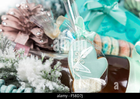 Regalo di natale nel cestello con i dolci di pasticceria, bottiglia di vino e il decor Foto Stock