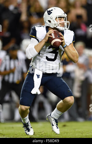 Ottobre 29, 2015: West Virginia alpinisti quarterback Skyler Howard (3) scende di nuovo a passare durante la prima metà del NCAA Football gioco tra il West Virginia alpinisti e il TCU cornuto rane a Amon G. Carter Stadium, Ft. Vale la pena, Texas. Shane Roper/CSM Foto Stock