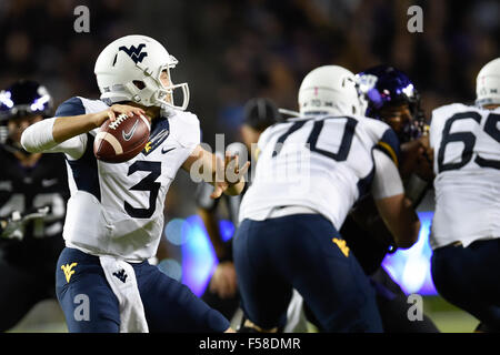 Ottobre 29, 2015: West Virginia alpinisti quarterback Skyler Howard (3) cerca di passare durante la prima metà del NCAA Football gioco tra il West Virginia alpinisti e il TCU cornuto rane a Amon G. Carter Stadium, Ft. Vale la pena, Texas. Shane Roper/CSM Foto Stock