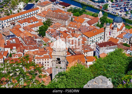 Montenegro, costa adriatica, Baia di Kotor, Kotor, vista in elevazione sopra la Città Vecchia, del fiordo e delle montagne dalle pareti del Koto Foto Stock