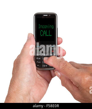 Le mani della donna senior con un telefono cellulare, chiamata in entrata Foto Stock