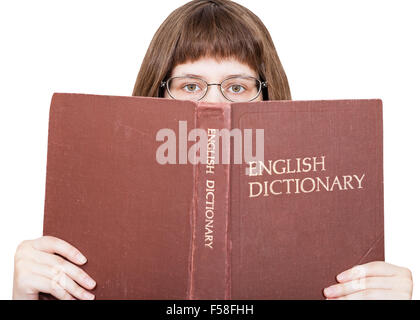Ragazza con gli occhiali si affaccia sul dizionario inglese libro isolato su sfondo bianco