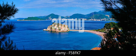 Montenegro, costa adriatica, Baia di Budva, Isola di Sveti Stefan (St. Stephen), una volta villaggio di pescatori, ora un hotel di lusso compl Foto Stock