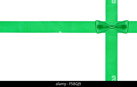Poco verde nodo di prua sulla traversata due strisce di seta isolati su sfondo bianco Foto Stock