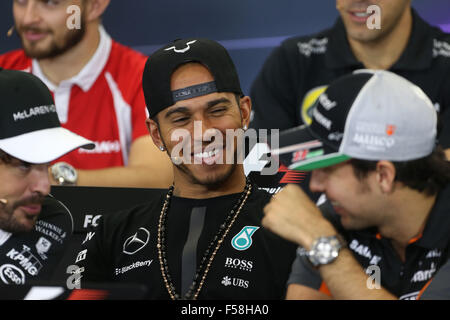Città del Messico. 29 ott 2015. Motorsports: FIA Formula One World Championship 2015, il Gran Premio del Messico, #14 Fernando Alonso (ESP, McLaren Honda), #44 Lewis Hamilton (GBR, la Mercedes AMG Petronas Formula One Team), #11 Sergio Perez (MEX, Sahara Force India F1 Team), Credit: dpa picture alliance/Alamy Live News Foto Stock