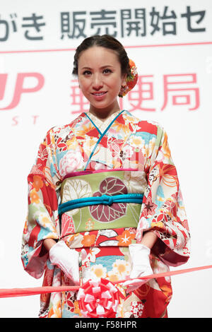 Tokyo, Giappone. 30 ott 2015. Modello Angelica Michibata assiste il Giappone Post della manifestazione per lanciare la vendita di 2016 Anno Nuovo cartoline a Tokyo in Giappone il 30 ottobre 2015. Invio di 'Nengajo' o Nuovo Anno cartoline è ancora una grande tradizione in Giappone e negli uffici postali a livello nazionale hanno iniziato a vendere i loro disegni e modelli 2016. Credito: AFLO/Alamy Live News Foto Stock