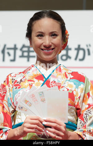 Tokyo, Giappone. 30 ott 2015. Modello Angelica Michibata assiste il Giappone Post della manifestazione per lanciare la vendita di 2016 Anno Nuovo cartoline a Tokyo in Giappone il 30 ottobre 2015. Invio di 'Nengajo' o Nuovo Anno cartoline è ancora una grande tradizione in Giappone e negli uffici postali a livello nazionale hanno iniziato a vendere i loro disegni e modelli 2016. Credito: AFLO/Alamy Live News Foto Stock