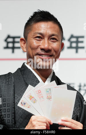 Tokyo, Giappone. 30 ott 2015. TV personality Masakiyo Maezono assiste il Giappone Post della manifestazione per lanciare la vendita di 2016 Anno Nuovo cartoline a Tokyo in Giappone il 30 ottobre 2015. Invio di 'Nengajo' o Nuovo Anno cartoline è ancora una grande tradizione in Giappone e negli uffici postali a livello nazionale hanno iniziato a vendere i loro disegni e modelli 2016. Credito: AFLO/Alamy Live News Foto Stock