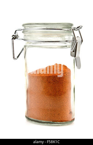 Polvere di peperoncino rosso in vaso isolato su bianco Foto Stock