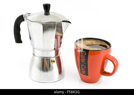Caffettiera espresso con tazza di caffè isolato su bianco Foto Stock