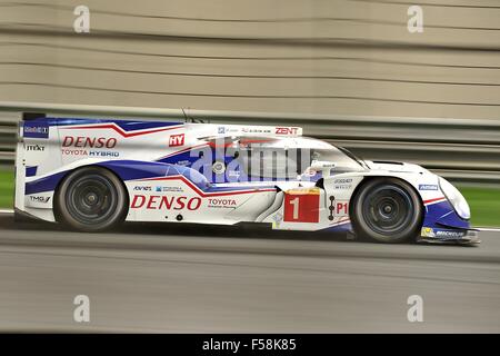 Ottobre 30, 2015 - Shanghai, Repubblica Popolare Cinese - N - 01 Toyota Racing in Giappone. Toyota TS040-ibrido, pneumatici Michelin. Driver ANTHONY DAVIDSON (GBR), Sebastien Buemi (CHE) e Kazuki Nakajima (JPN). LE MANS PROTOTYPE 1. Durante le prove libere a Shanghai International Circuit. Credito: Marcio Machado/ZUMA filo/Alamy Live News Foto Stock