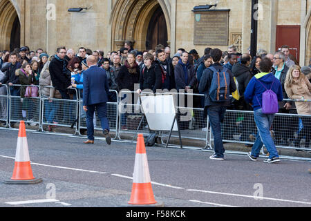 Una grande folla di fedeli lo spettro Premiere Londra Inghilterra Foto Stock